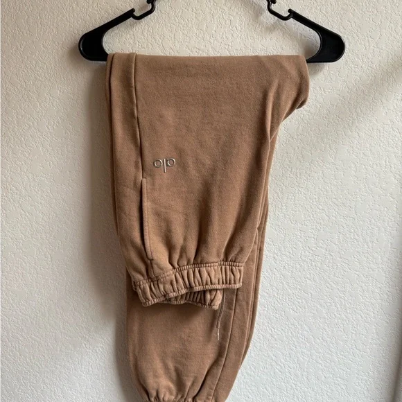 ALO Yoga Toasted Almond Sweatpant - Picture 1 of 1